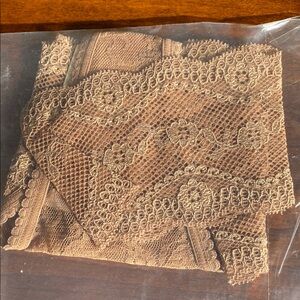 M Thong b.tempt'd NWT Lace Kiss Panties Medium by Wacoal Tan / Beige